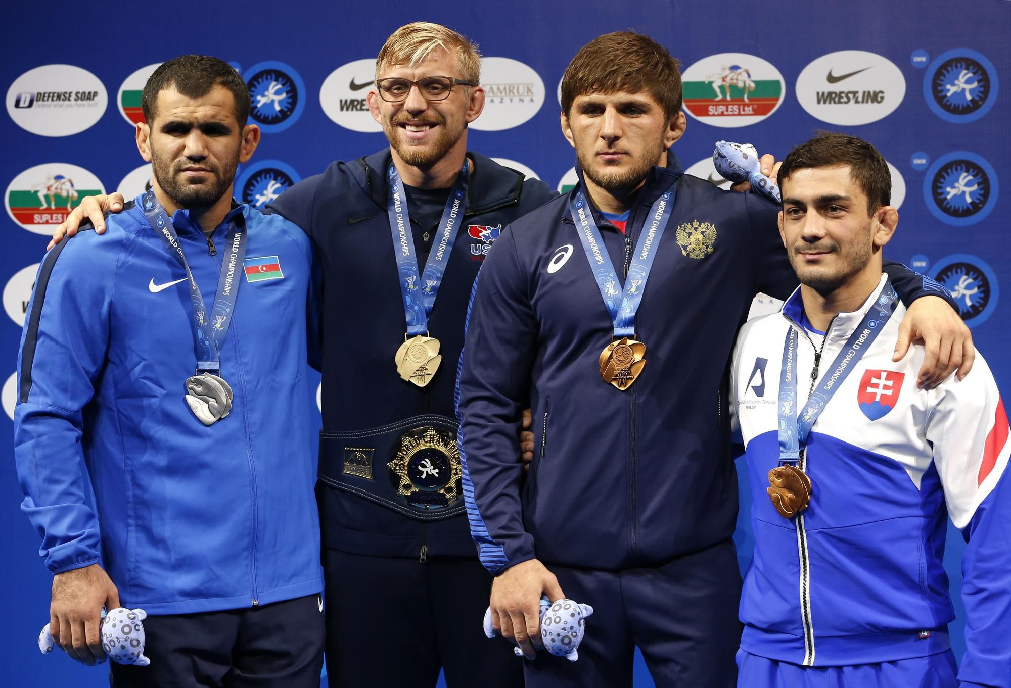 Strieborný medailista Jabrayil Hasanov, víťaz Kyle Douglas Dake a bronzový slovenský zápasník Taimuraz Salkazanov.