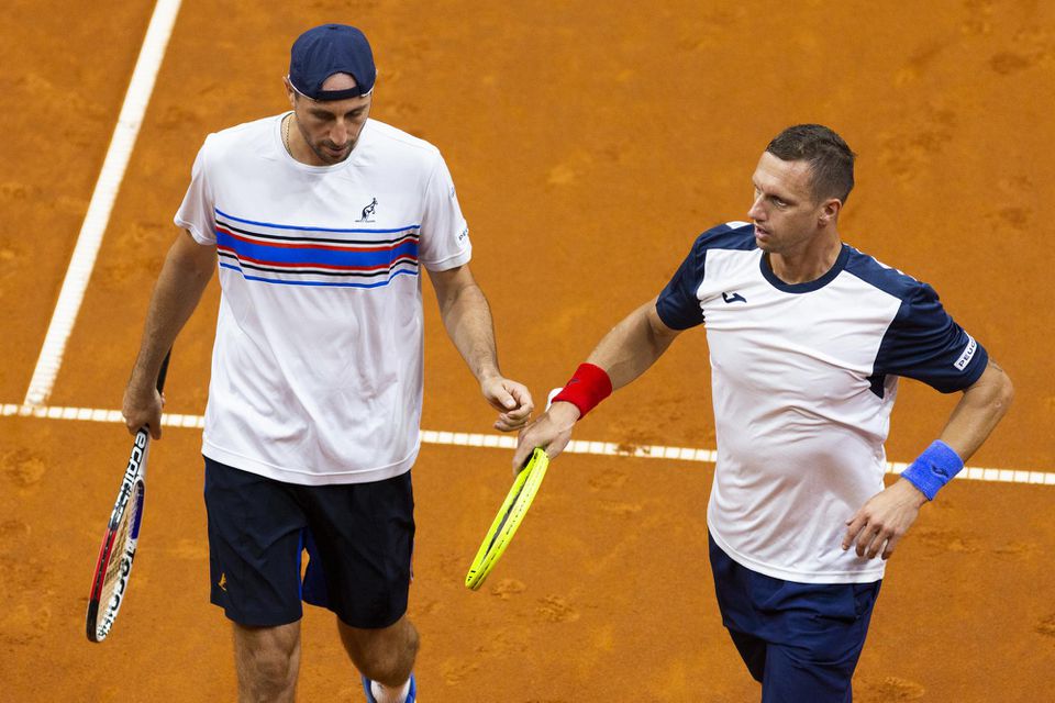 Slovenskí tenisti Filip Polášek (vpravo) a Igor Zelenay (vľavo)