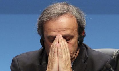 Michel Platini si už odpykal dištanc. Francúzsky prezident ho vyzval na návrat