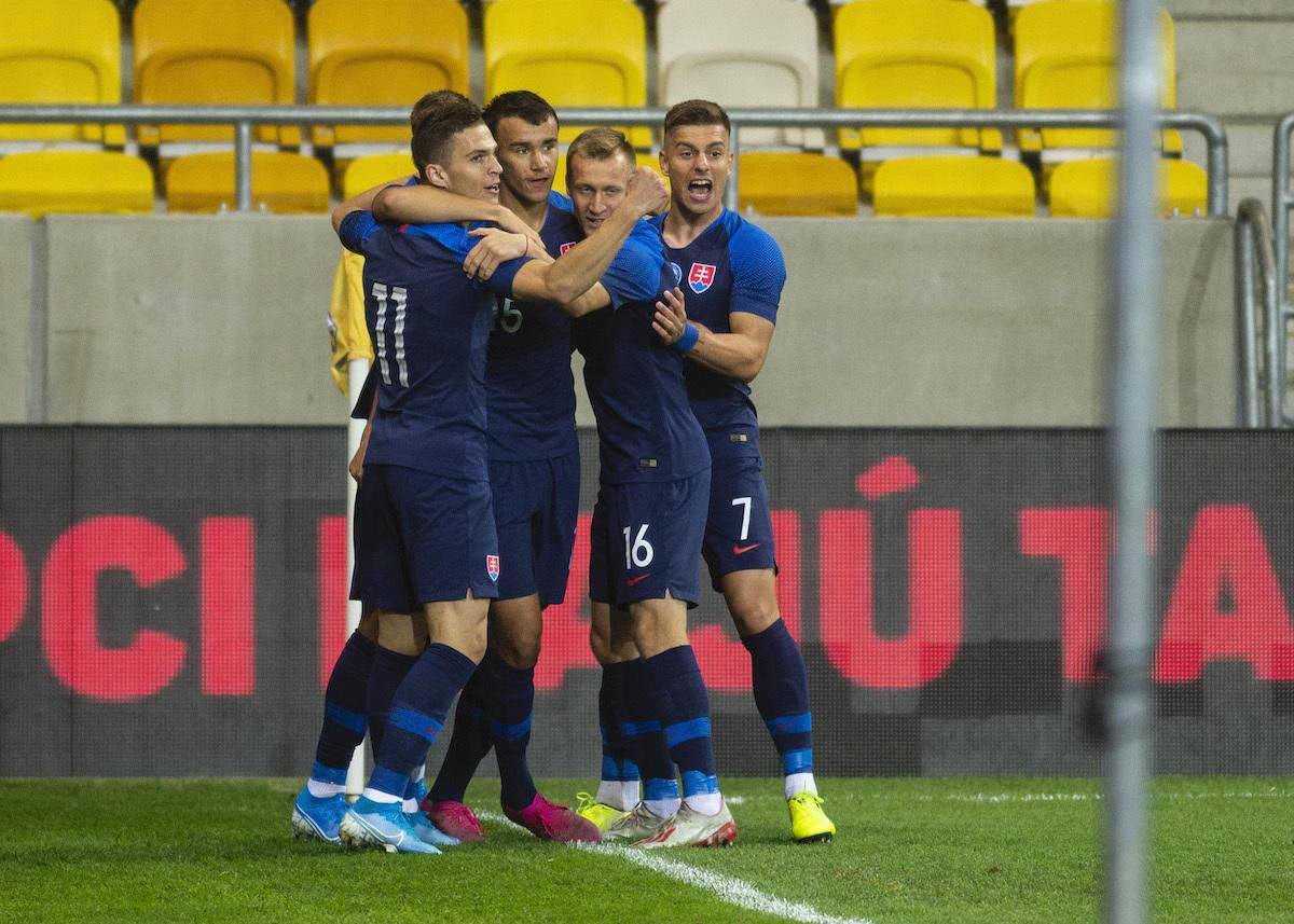 Slovenskí futbaloví reprezentanti do 21 rokov sa tešia po strelení gólu.