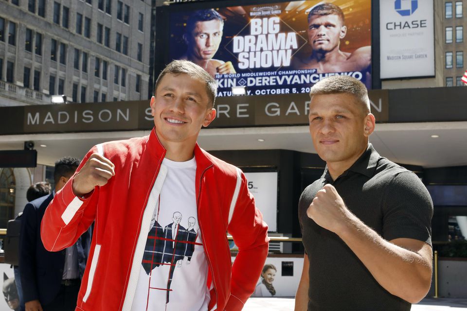 Kazašský boxer Gennadij Golovkin (vľavo) a Ukrajinec Sergij Derevjančenko pózujú na tlačovej konferencii v New Yorku.