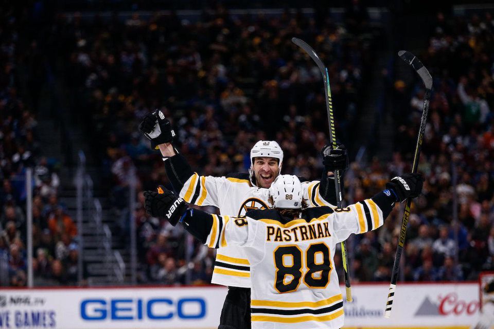 Kapitán Bostonu Bruins Zdeno Chára sa raduje z gólu.