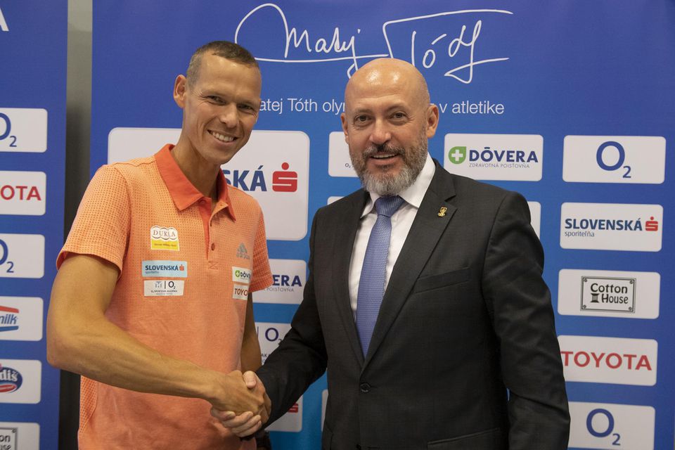 Prezident Slovenského olympijského a športového výboru (SOŠV) Anton Siekel (vpravo) a chodec Matej Tóth.