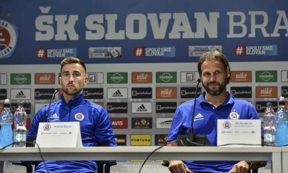 Futbalista ŠK Slovan Bratislava Andraž Šporar, tréner ŠK Slovan Bratislava Ján Kozák mladší počas tlačovej konferencie.