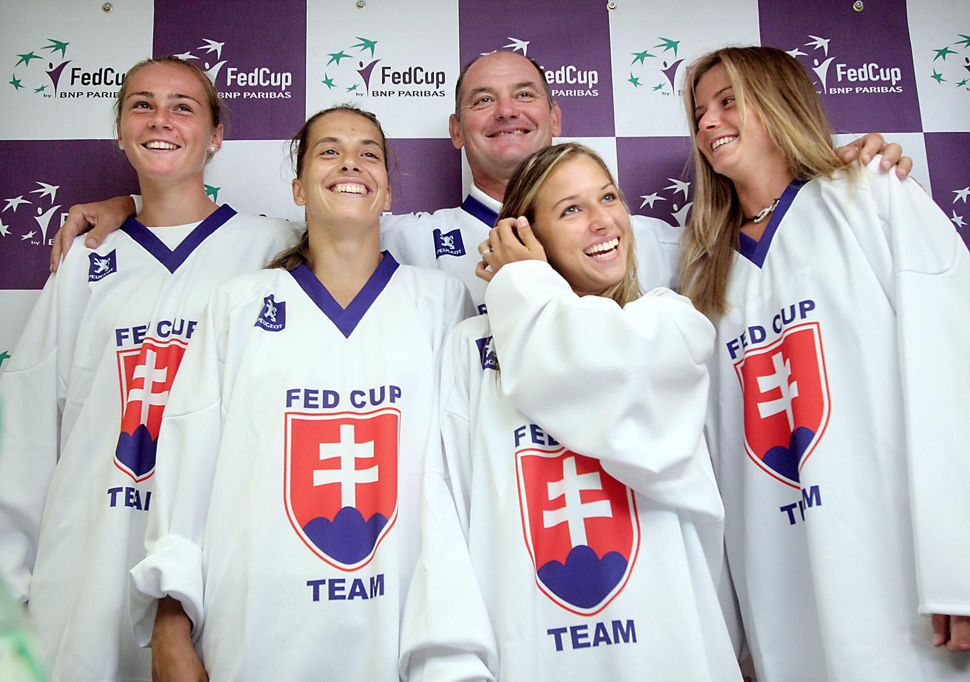Pri jej debute vyzeral náš fedcupový tím takto - Magdaléna Rybáriková, Janette Husárová, Dominika Cibulková, Daniela Hantuchová a kapitán Mojmír Mihal.