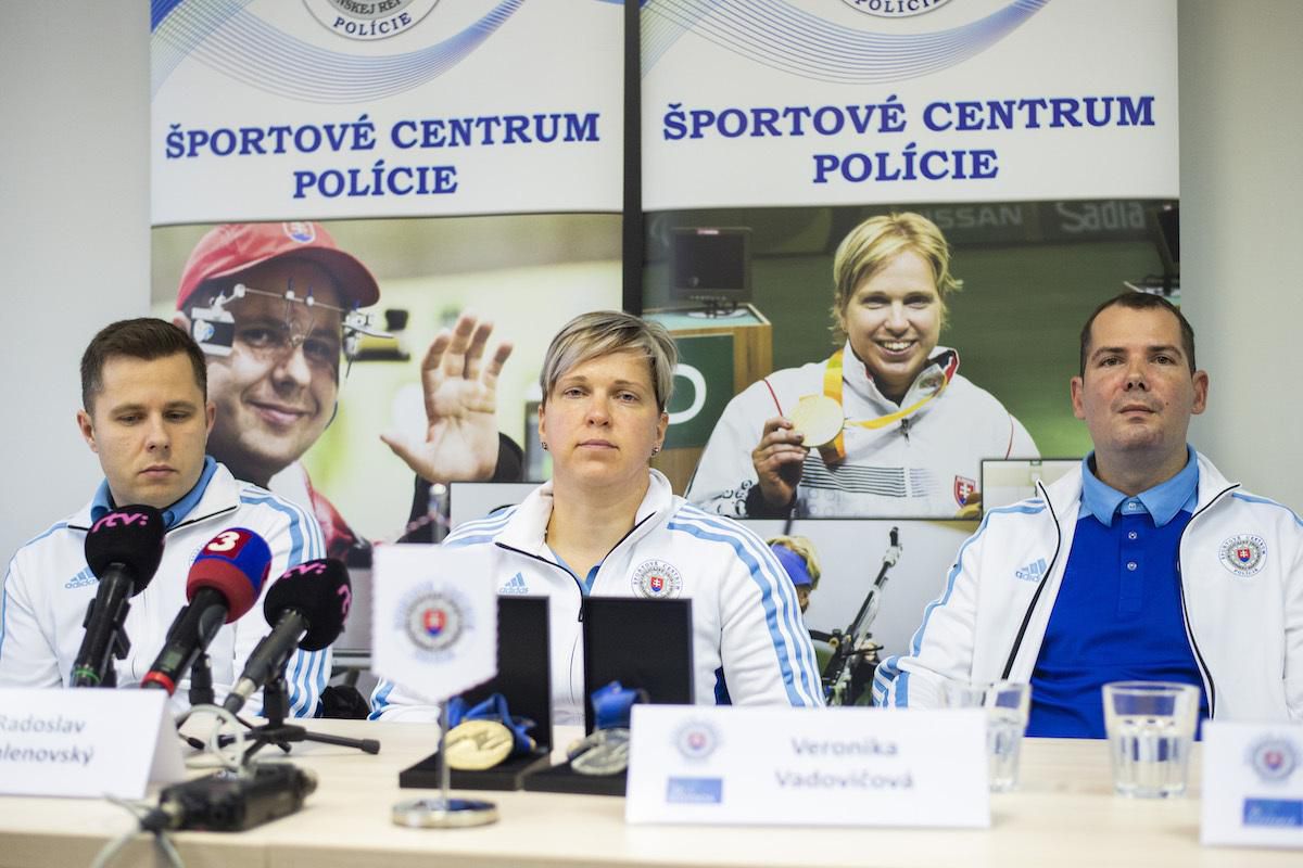 Zľava slovenskí reprezentanti v parastreľbe Radoslav Malenovský, Veronika Vadovičová a jej tréner Milan Golena počas brífingu.