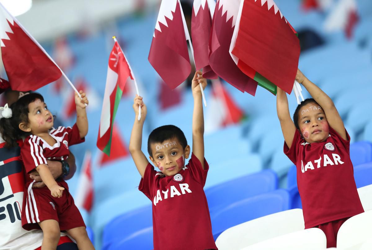Malí futbaloví fanúšikovia Kataru.