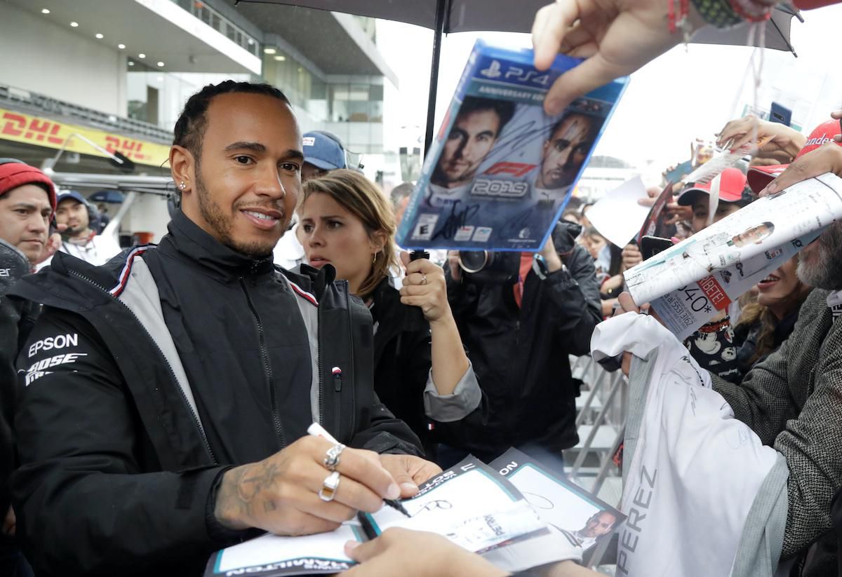 Lewis Hamilton sa podpisuje fanúšikom v Mexiku.