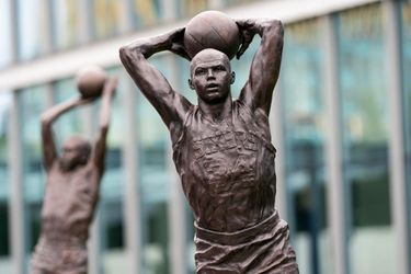 NBA: Sixers postavili sochu Charlesovi Barkleymu