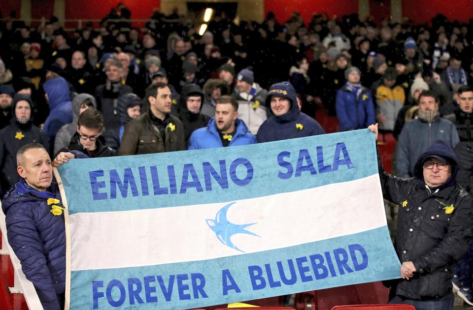 Fanúšikovia Cardiff City sa transparentom lúčia s Emilianom Salom.