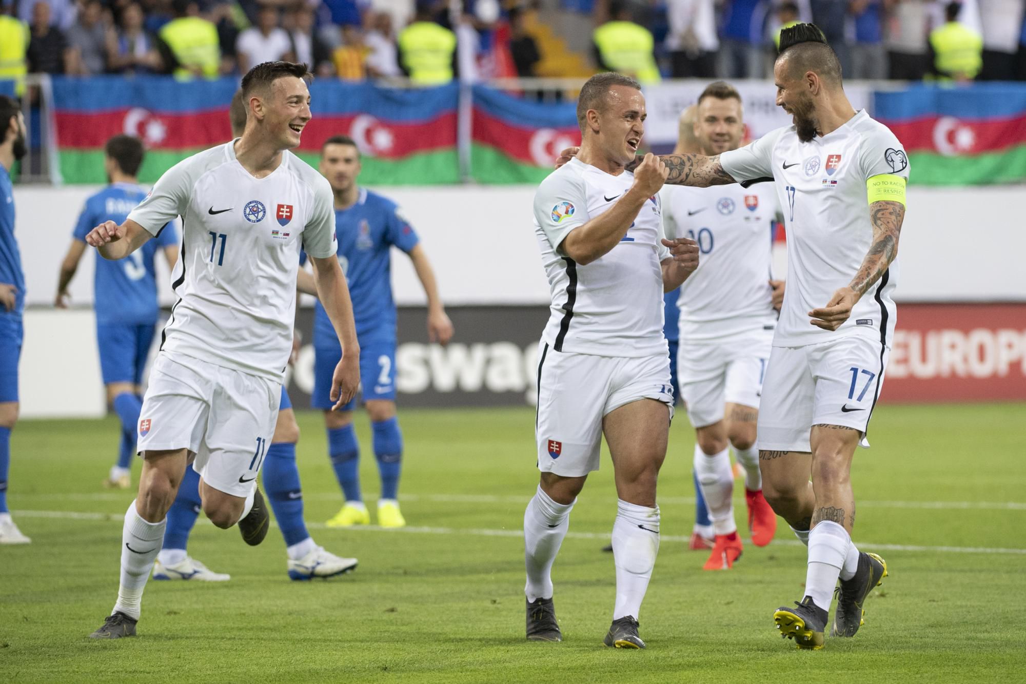 Róbert Boženík, strelec gólu Stanislav Lobotka a kapitán Marek Hamšík (všetci Slovensko)