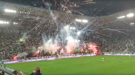 Fanúšikovia Ferencvárosu spravili počas zápasu pyrotechnickú šou ako na Silvestra