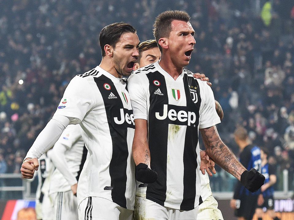 Mario Mandžukič oslavuje s hráčmi Juventusu