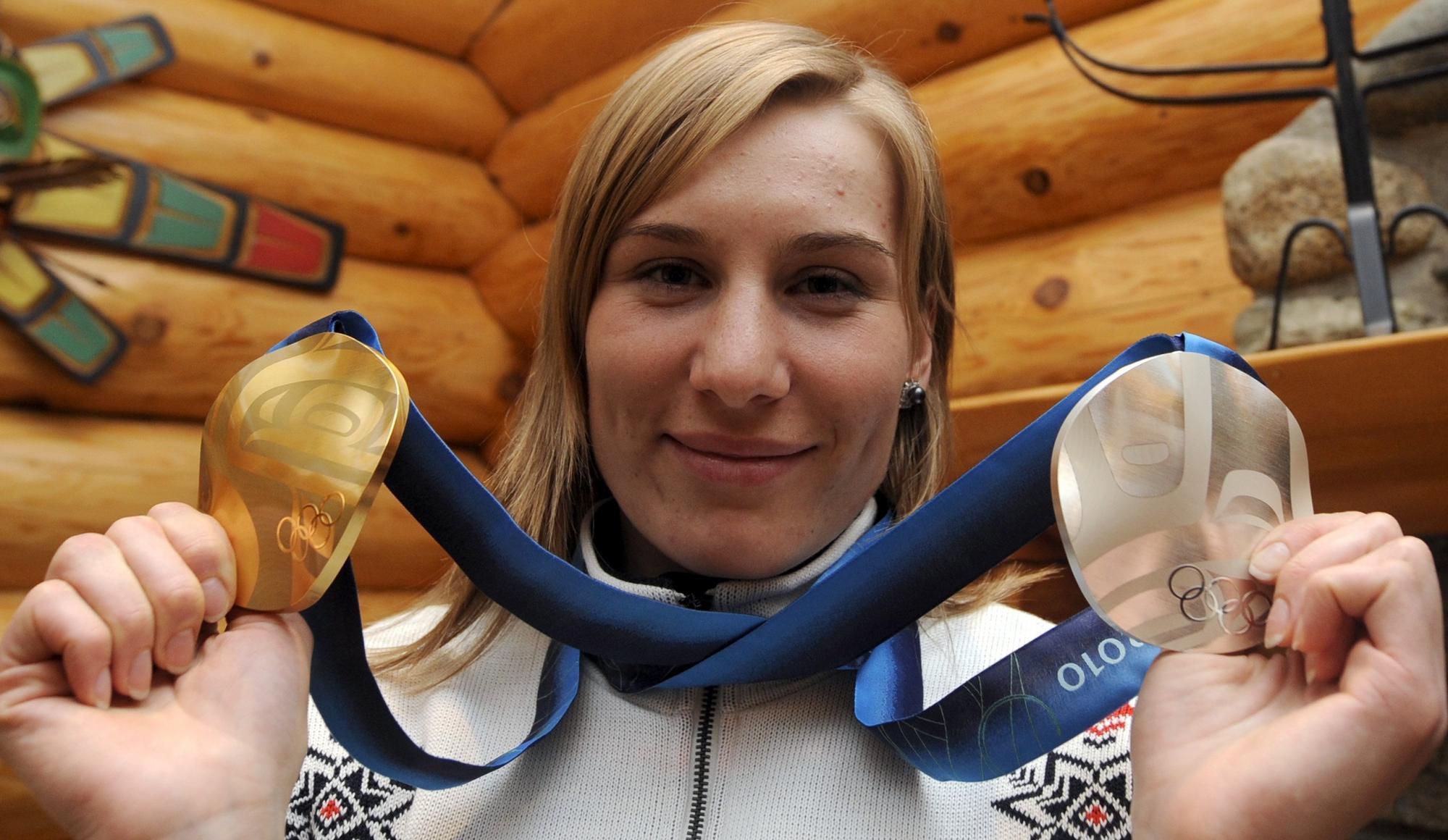 Slovenská reprezentantka v biatlone Anastasia Kuzminová pózuje so striebornou a zlatou medailou na XXI. zimných olympijských hrách Vancouver.