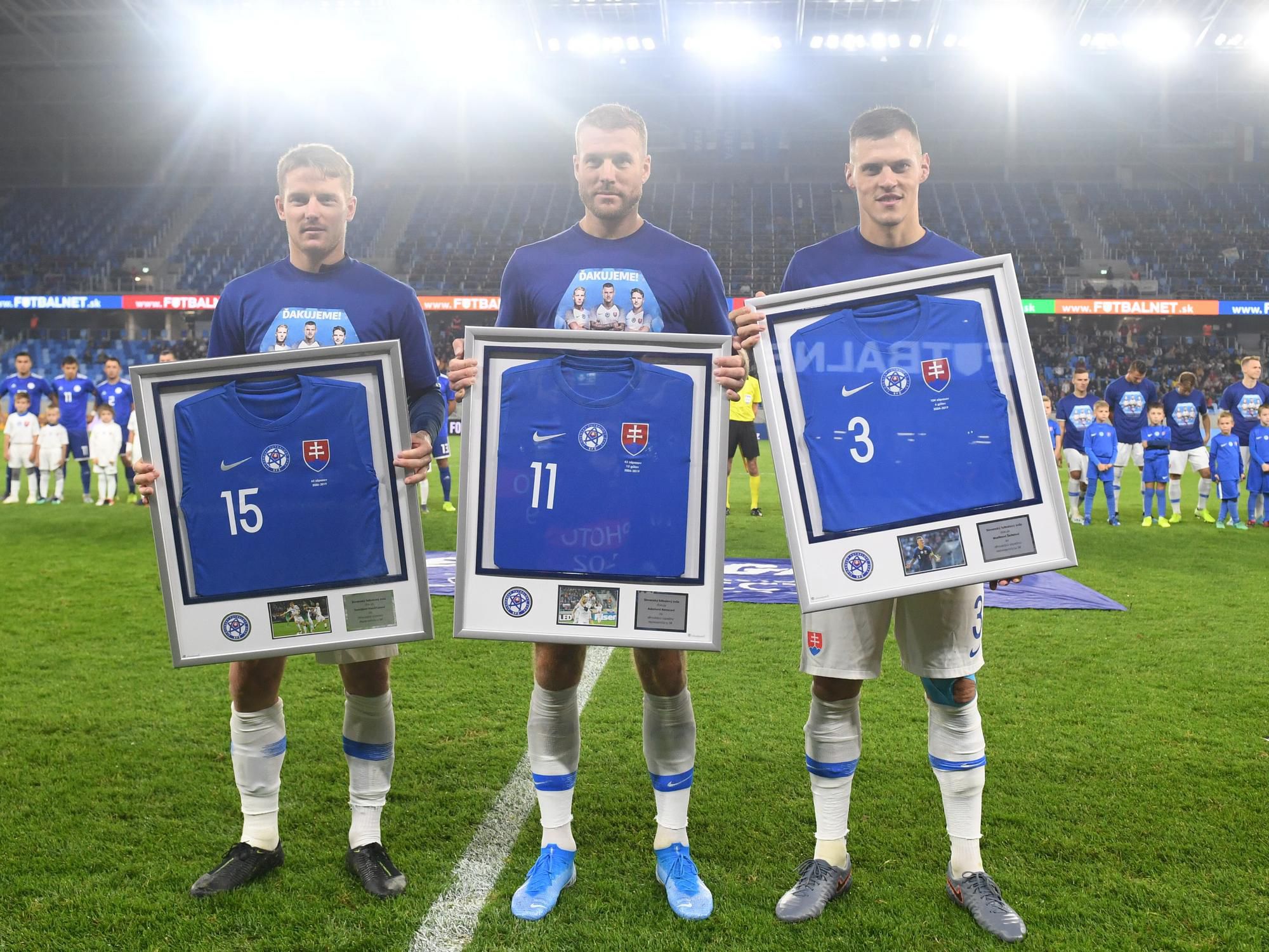 Slovenskí futbaloví reprezentanti zľava Tomáš Hubočan, Adam Nemec a Martin Škrtel sa lúčia s reprezentačným dresom