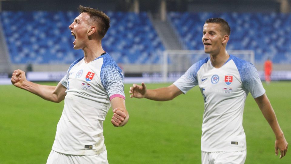 Róbert Boženík a Ľubomír Šatka sa radujú z gólu.