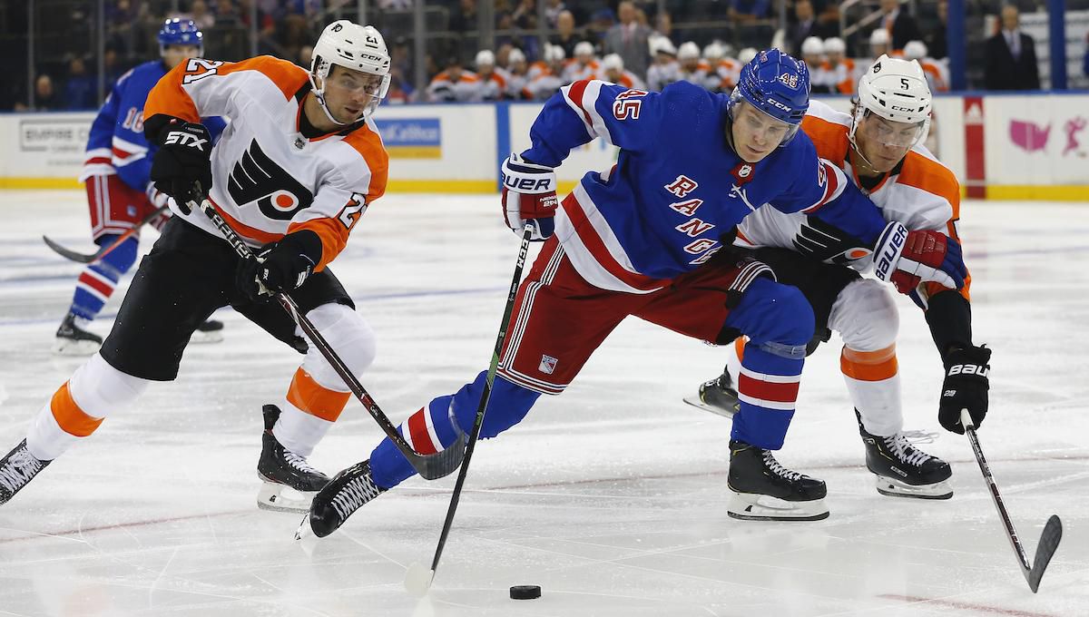 Kaapo Kakko (New York Rangers) v súboji s Philadelphiou Flyers.