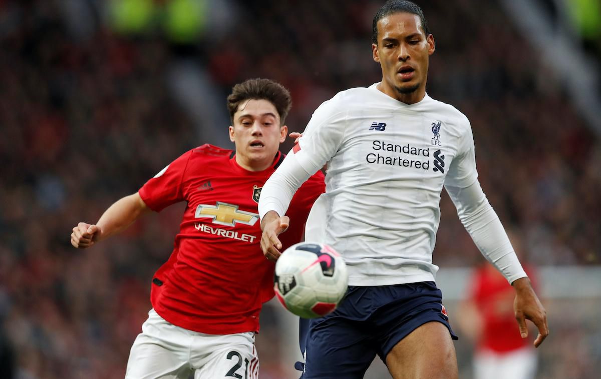 Virgil van Dijk (Liverpool FC) a Daniel James (Manchester United).