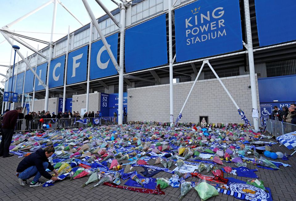 Celé mesto smúti za zosnulým prezidentom futbalového klubu Leicester FC.