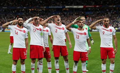 Tureckí futbalisti opäť podporili inváziu na sever Sýrie. Čo na to UEFA?