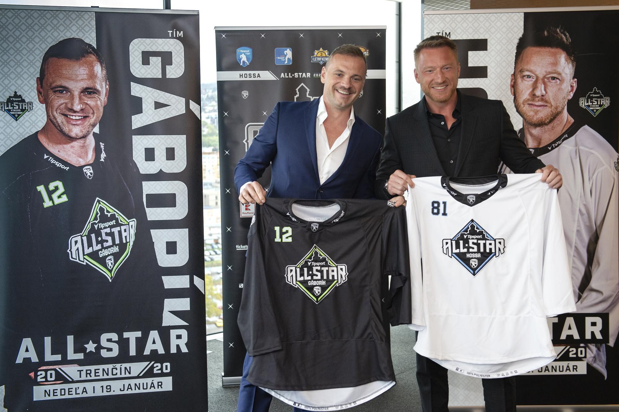 Marián Gáborík a Marián Hossa pózujú s dresmi počas tlačovej konferencie Tipsport Ligy k All-Star víkendu 2020