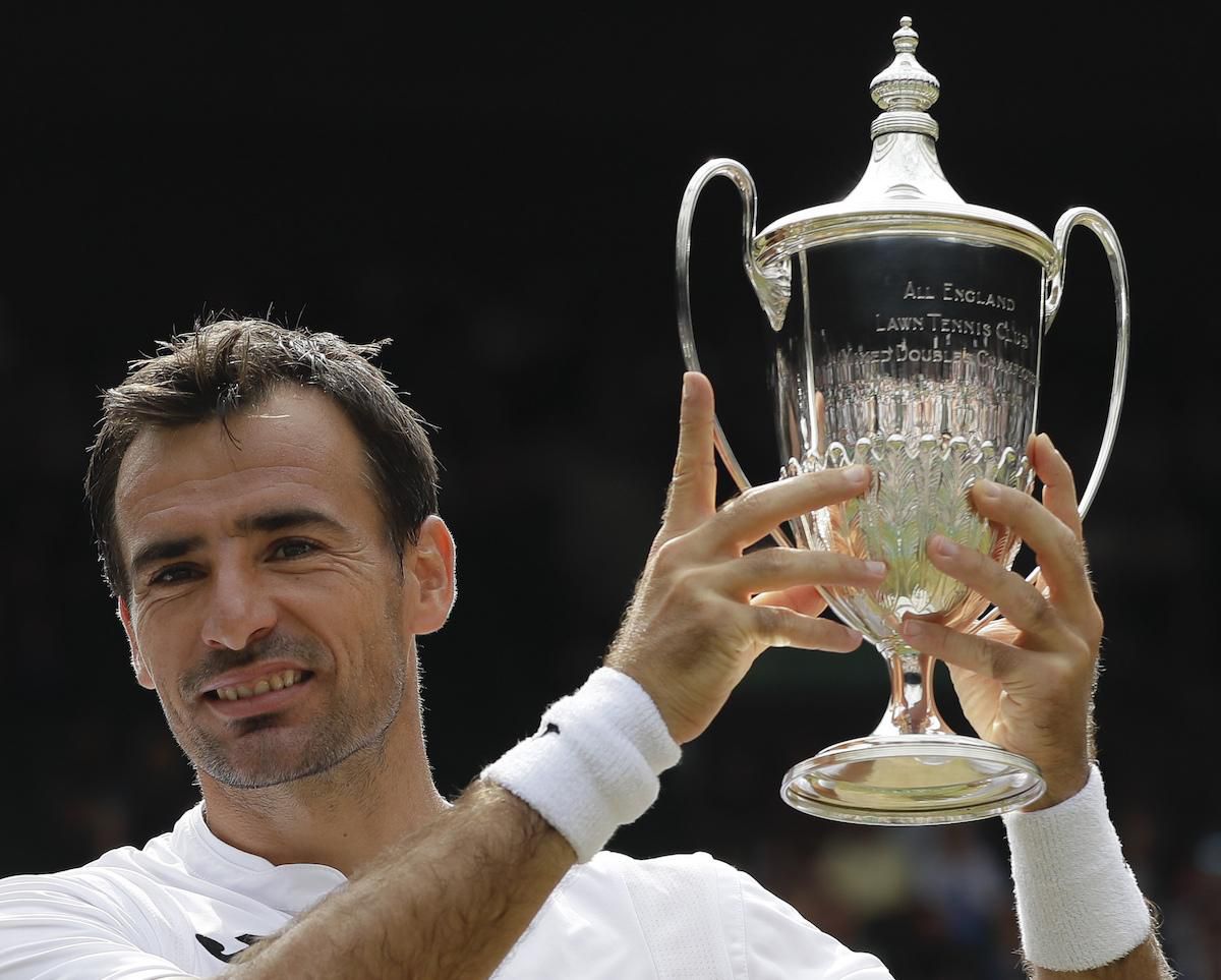 Ivan Dodig s trofejou za víťazstvo v miešanej štvorhre na Wimbledone (2019).