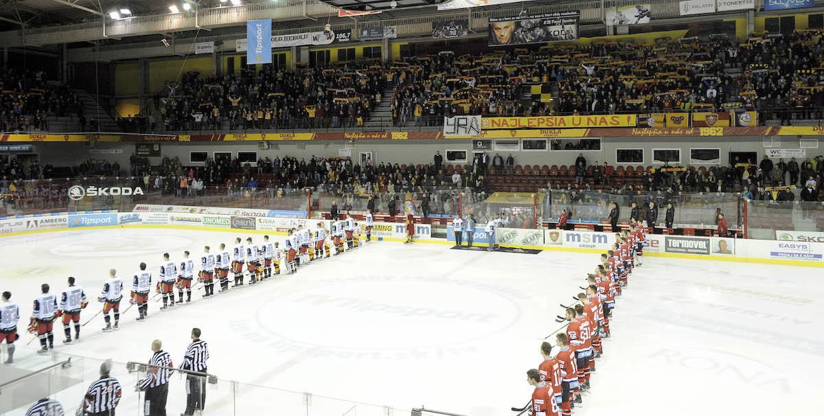 Hráči HK Dukla Trenčín a HC 05 Banská Bystrica počas minúty ticha na uctenie pamiatky obetí dopravnej tragédie.