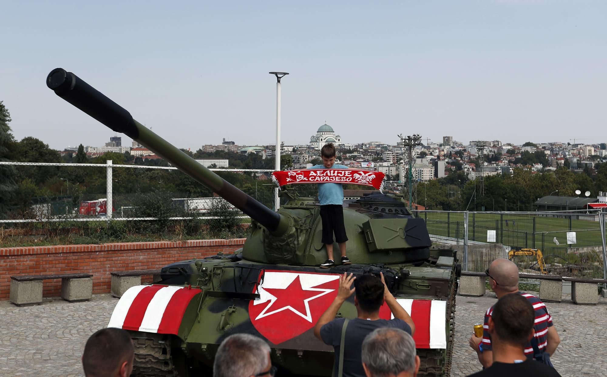 Fanúšikovia CZ Belehrad zaparkovali pred štadiónom bojový tank.