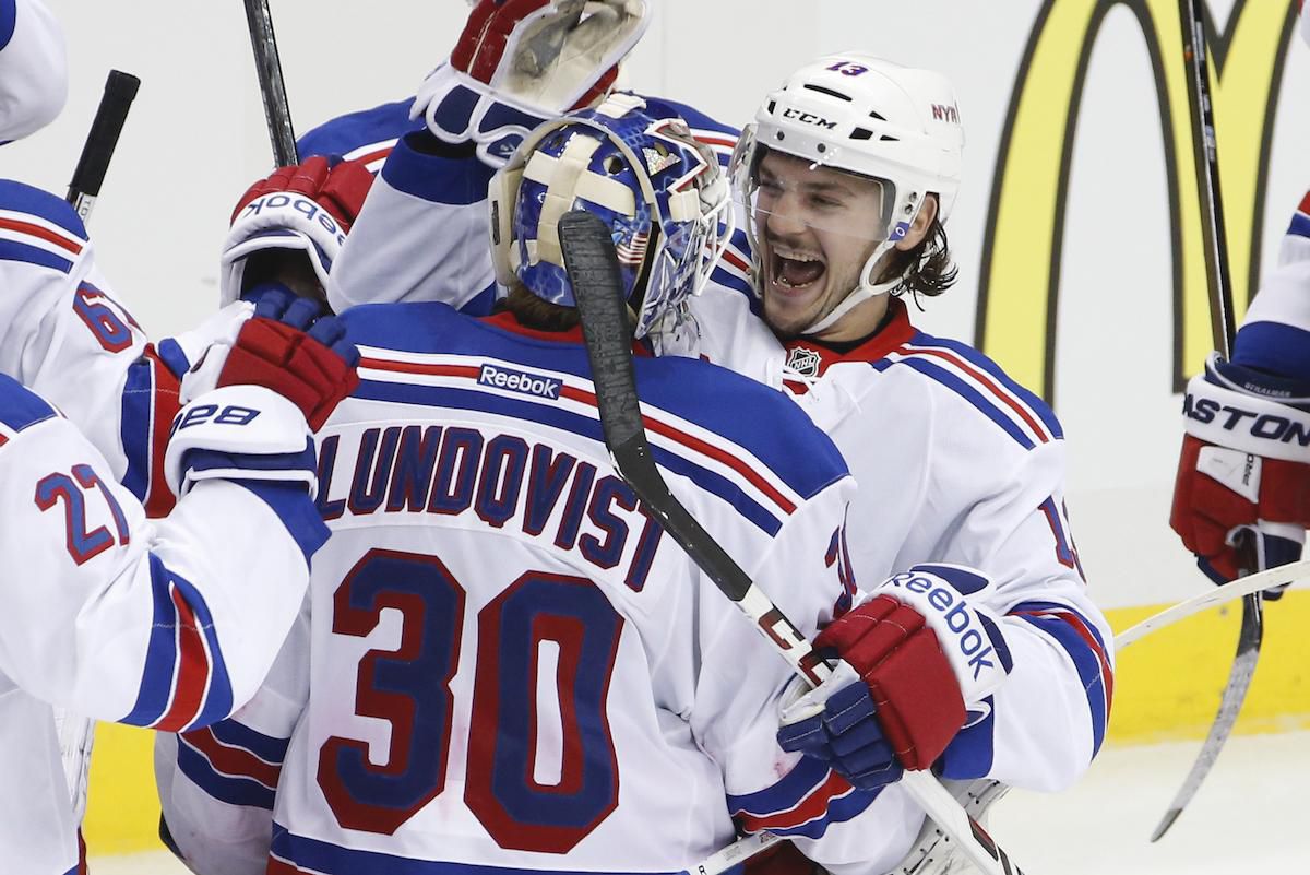 Brankár New Yorku Rangers  Henrik Lundqvist (uprostred) sa teší so spoluhráčom Danielom Carcillom