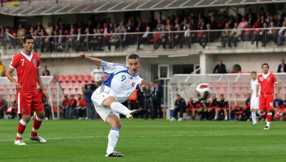 Marek Mintál strieľa prvý gól Slovenska, prizerá sa Joseph Christopher Ledley v zápase kvalifikácie na ME vo futbale, Slovensko-Wales.