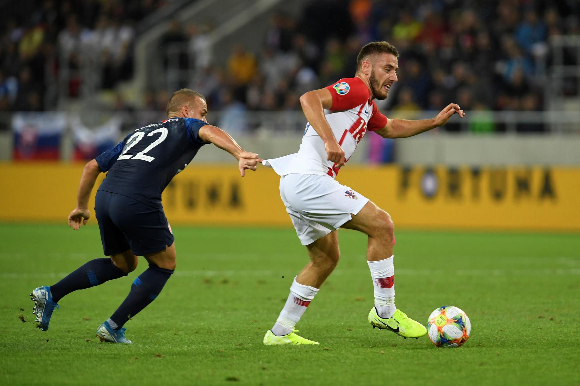 Stanislav Lobotka a Nikola Vlašič v zápase Slovenska s Chorvátskom