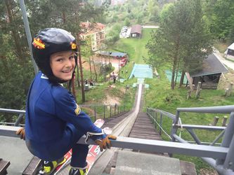 Dvanásťročný slovenský skokan na lyžiach Hektor Kapustík skočil na veľkom mostíku 121 metrov!
