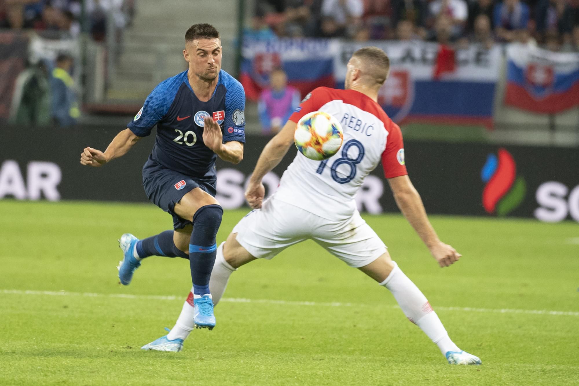 Róbert Mak (Slovensko) a vpravo Ante Rebič (Chorvátsko).