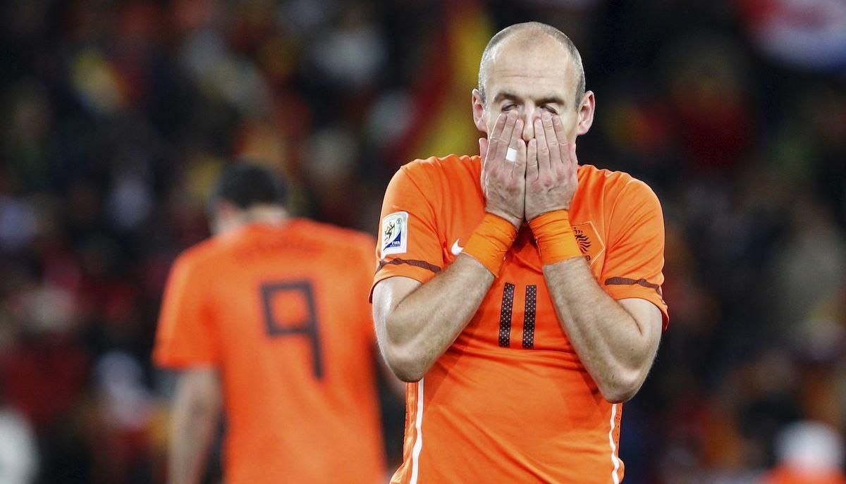 Arjen Robben a Robin van Persie (Holandsko) po prehratom finále MS 2010.