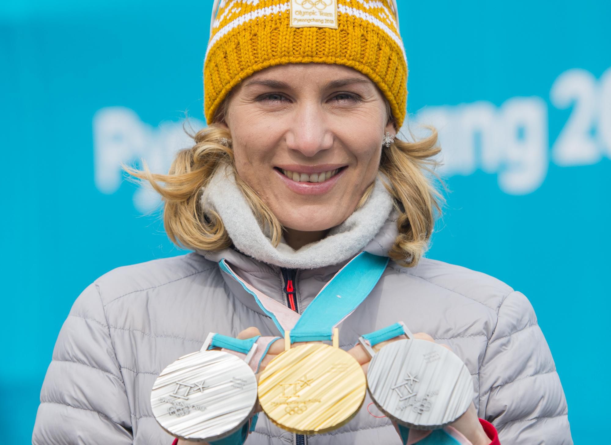 Slovenská biatlonistka Anastasia Kuzminová pózuje s medailami v olympijskej dedine počas XXIII. zimných olympijských hier v juhokórejskom Pjongčangu.