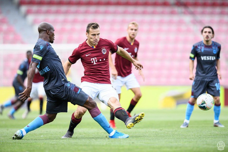 Lukáš Štetina v drese Sparty Praha v zápase proti Trabzonsporu