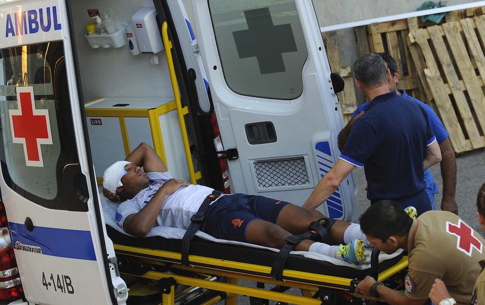 Zraneného holandského futbalového reprezentanta Jonathana de Guzmana nakladajú do sanitky po zrážke hlavou s reprezentačným kolegom Dirkom Kuytom.