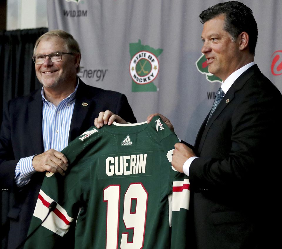 Majiteľ hokejového klubu zámorskej NHL Minnesoty Wild Craig Leipold (vľavo) a nový generálny manažér tímu Bill Guerin.