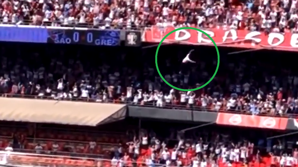 VIDEO: Fanúšik padal vyše desať metrov z tribúny a pristál na dievčati