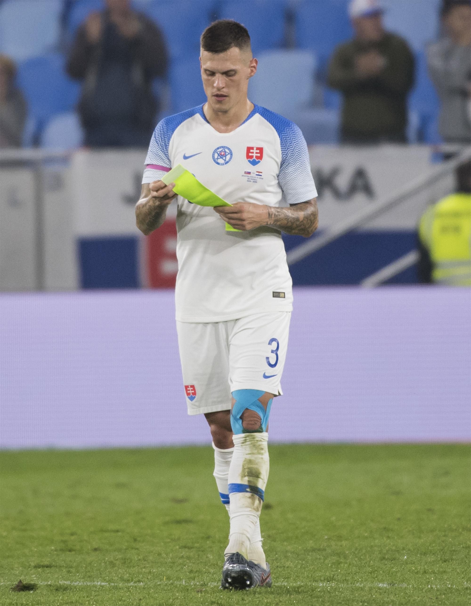 Martin Škrtel strieda a odchádza z ihriska v prípravnom zápase Slovensko - Paraguaj.