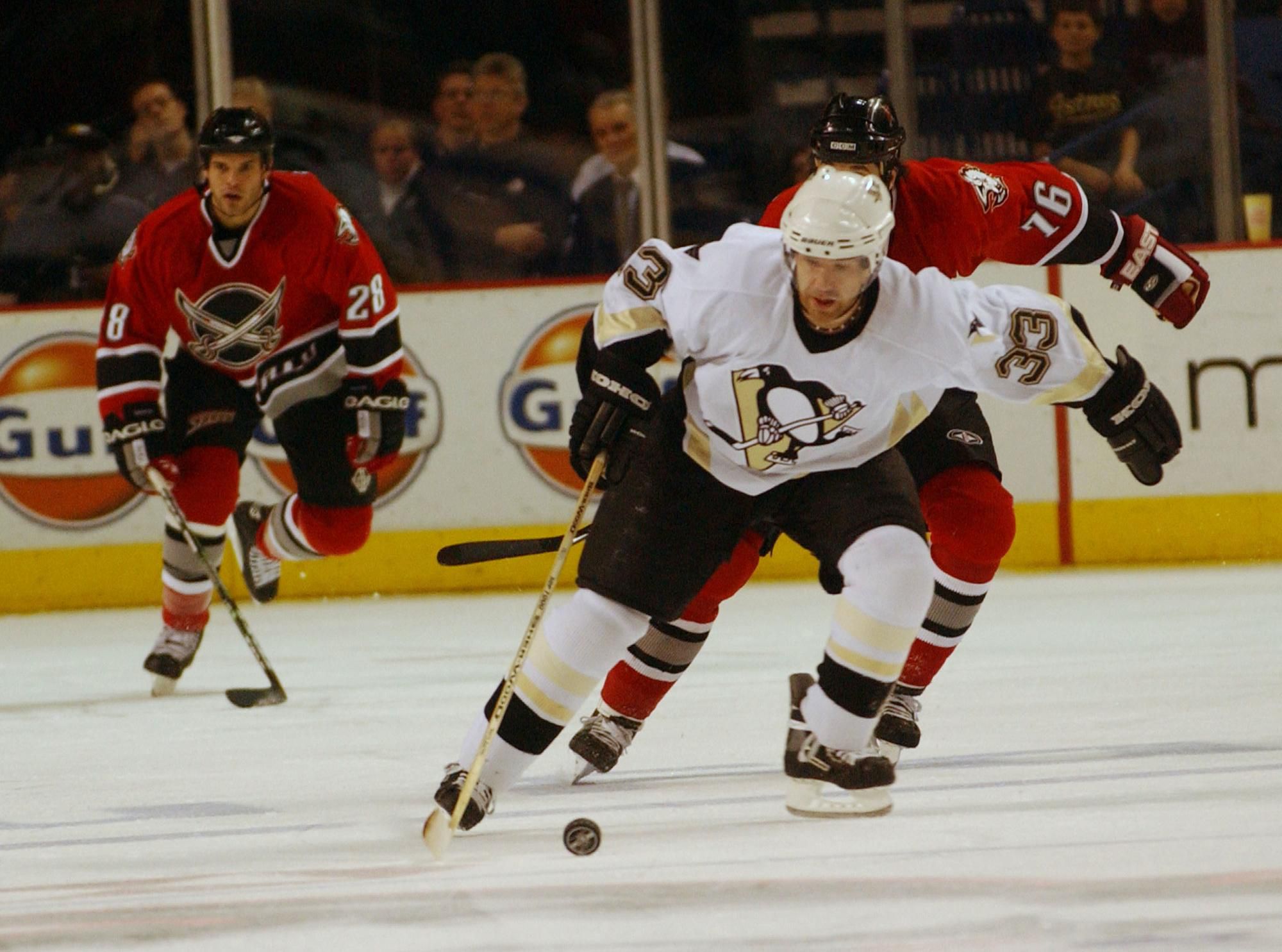 Žigmund Pálffy v drese Pittsburghu Penguins a Andrew Peters (Buffalo Sabres).