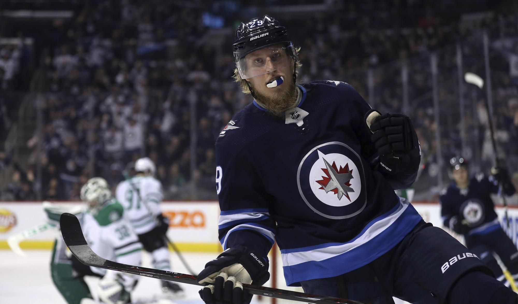 Hokejista Winnipegu jets Patrik Laine sa teší po strelení gólu.