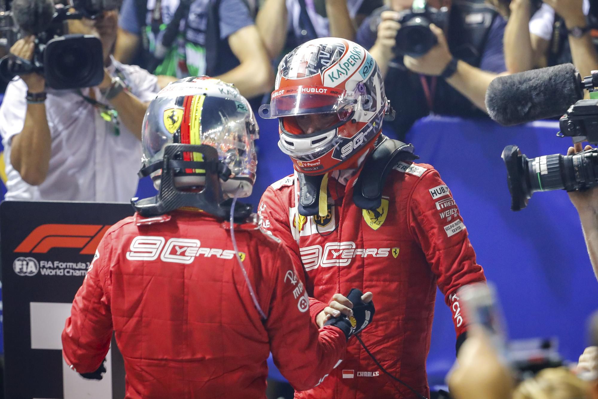 Piloti Ferrari Sebastian Vettel a Charles Leclerc v cieli Veľkej ceny Singapuru.