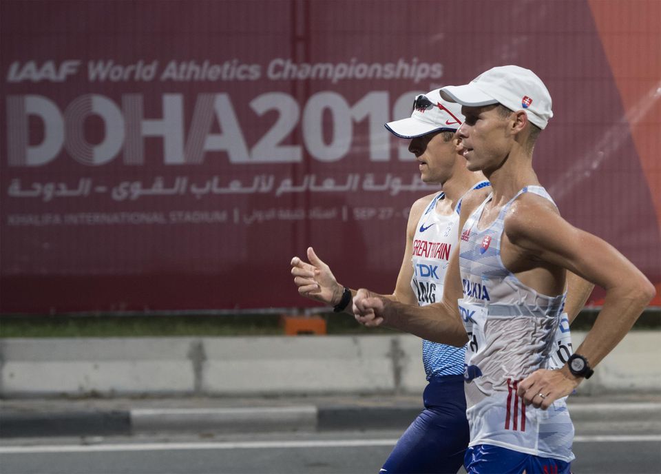 Slovenský chodec Matej Tóth (vpravo) počas chôdze na 50 km mužov na MS v katarskej Dauhe.