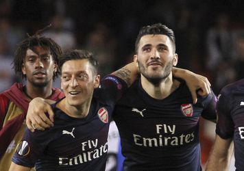Arsenal sa obáva o bezpečnosť Özila a Kolašinaca, do Newcastlu nepocestujú