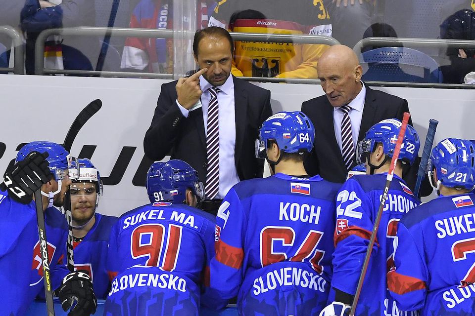 Tréner slovenskej hokejovej reprezentácie Craig Ramsay (vpravo) a jeho asistent Ján Pardavý dávajú rady svojim zverencom.