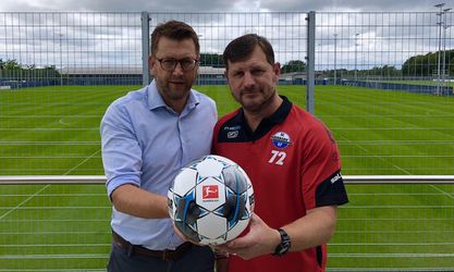 Bundesligový nováčik Paderborn predĺžil zmluvu s trénerom Baumgartom
