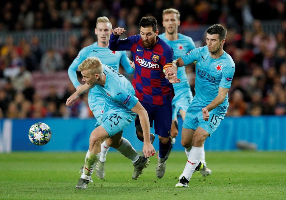 Lionel Messi z FC Barcelona v obkolesení hráčov Slavie Praha