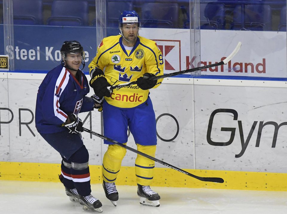 Dušan Milo a Michael Nylander v exhibičnom zápase hokejových hviezd Slovensko - Švédsko.