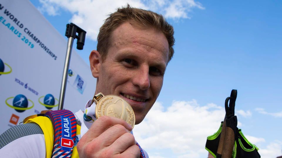 Martin Otčenáš so zlatou medailou z letného biatlonu.
